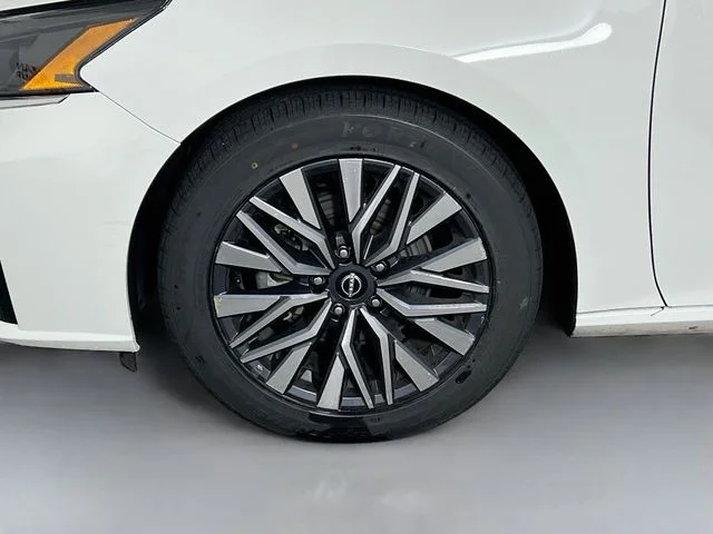 Used 2025 White Nissan 2.5 SV image 25