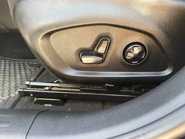 Certified Used 2018 Blue Jeep Latitude image 11