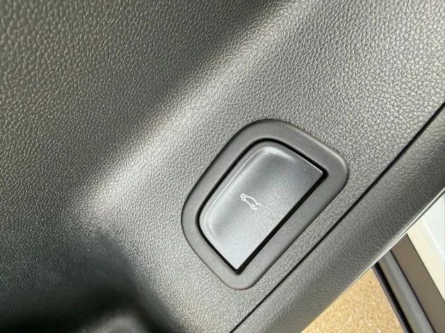 Used 2025 Iridescent Pearl Tricoat Chevrolet Z71 image 12