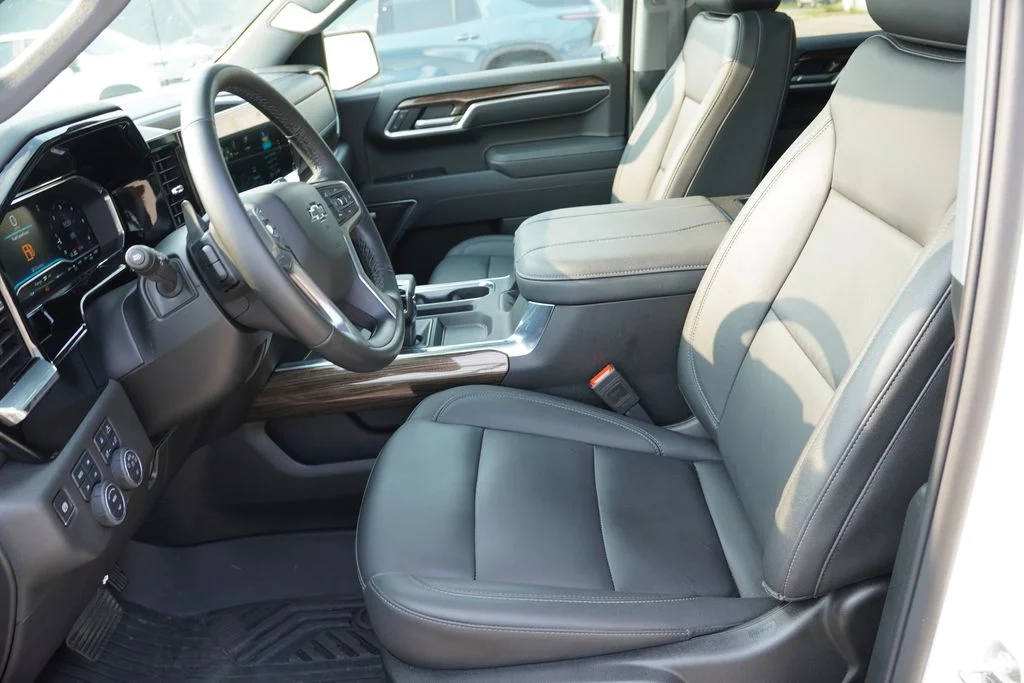 Used 2025 Summit White Chevrolet RST image 4
