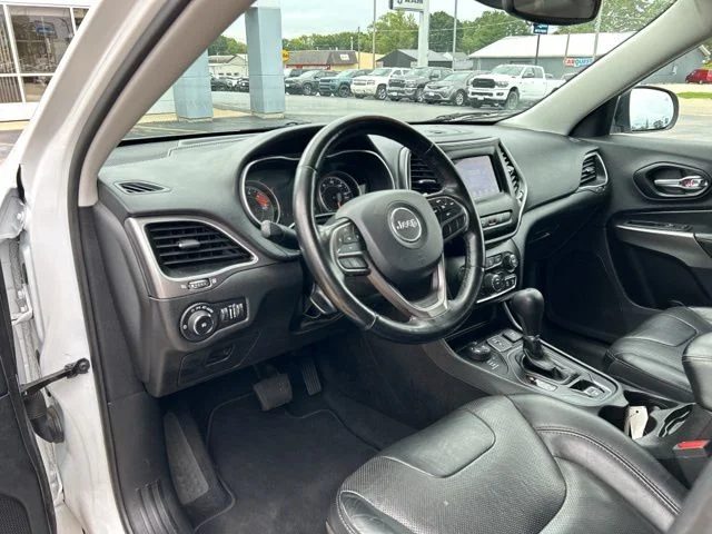 Used 2021 White Jeep Latitude Lux image 29