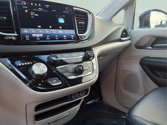 Used 2024  Chrysler Touring L image 6