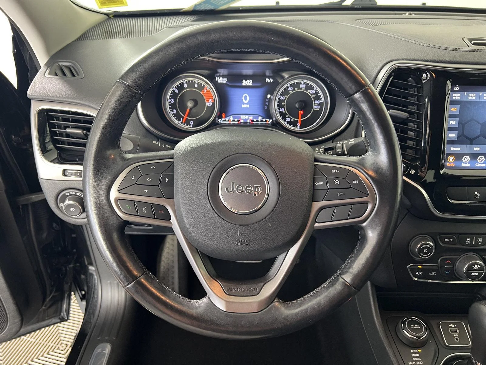Used 2020  Jeep Limited image 8