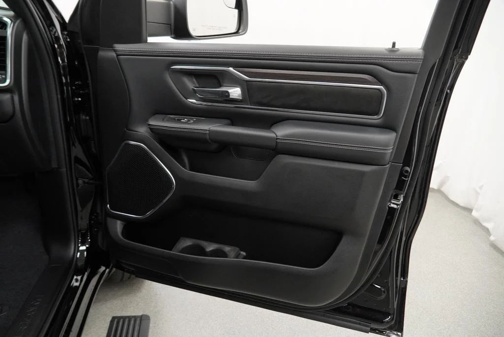New 2027 Diamond Black Crystal Pearl-Coat Exterior Paint RAM Laramie image 32