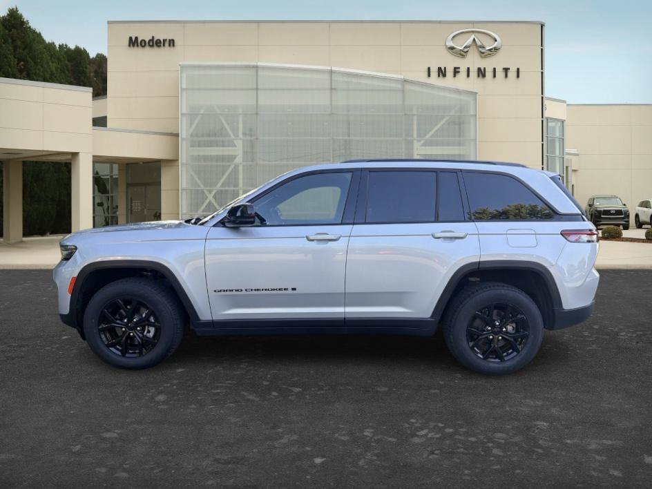 Used 2024 Silver Zynith Jeep Altitude image 7