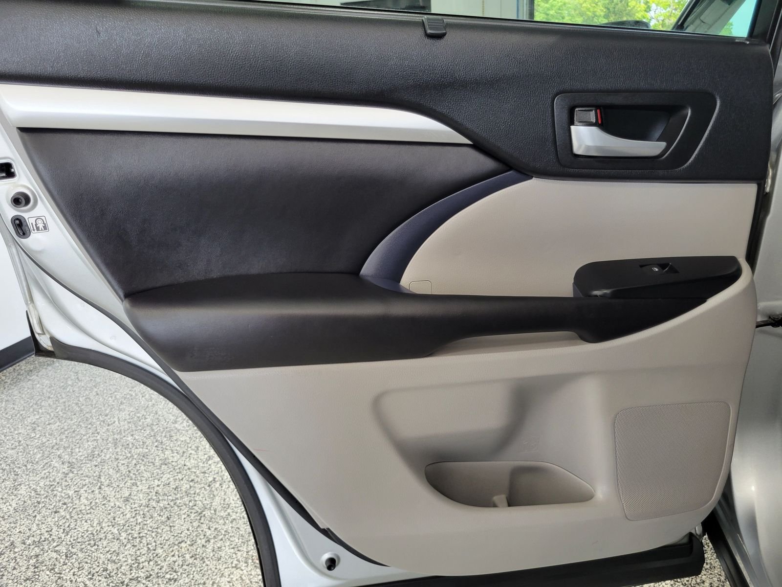 Used 2017 Silver Toyota XLE image 23