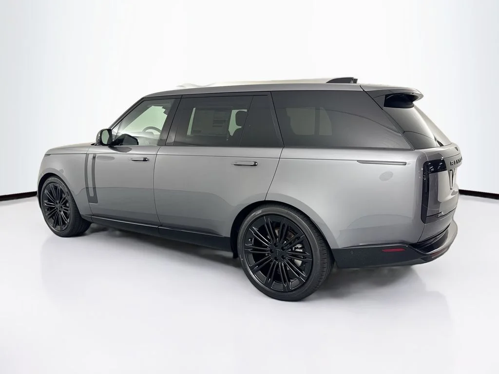 New 2026 Eiger Grey Land Rover SE image 7