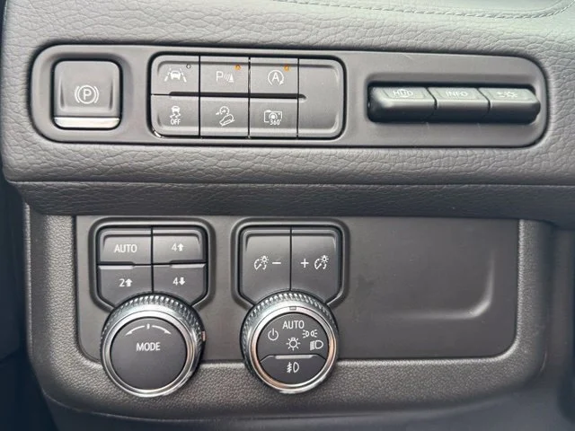Used 2024 Onyx Black GMC Denali image 43