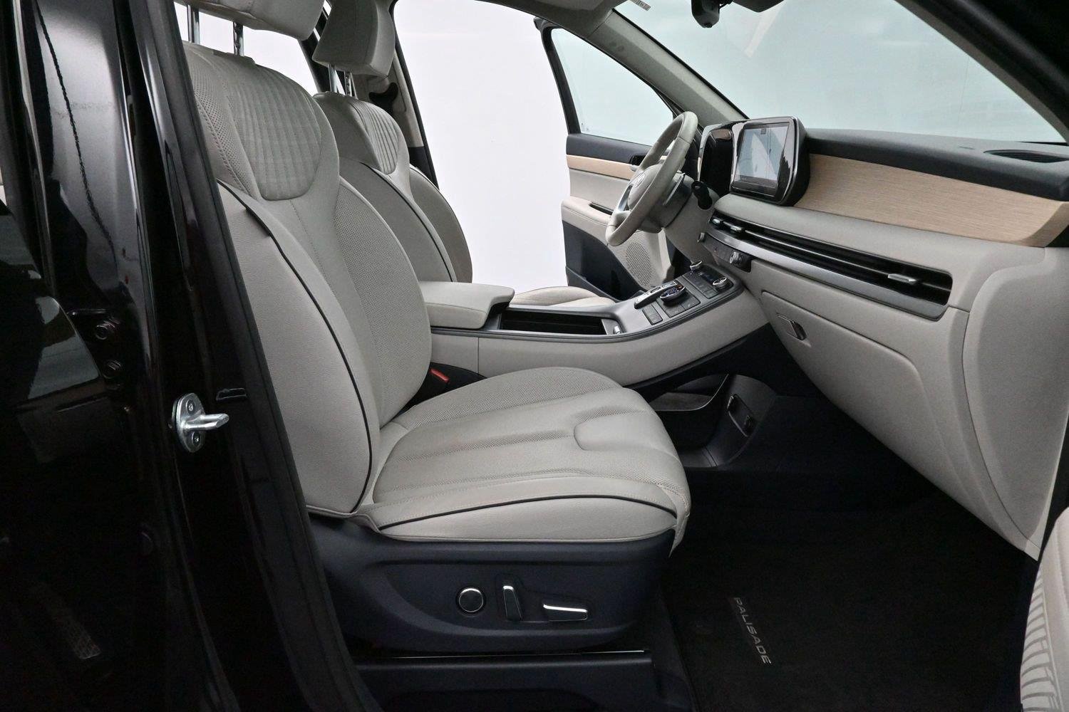 Used 2023 Abyss Black Pearl Hyundai Limited image 37