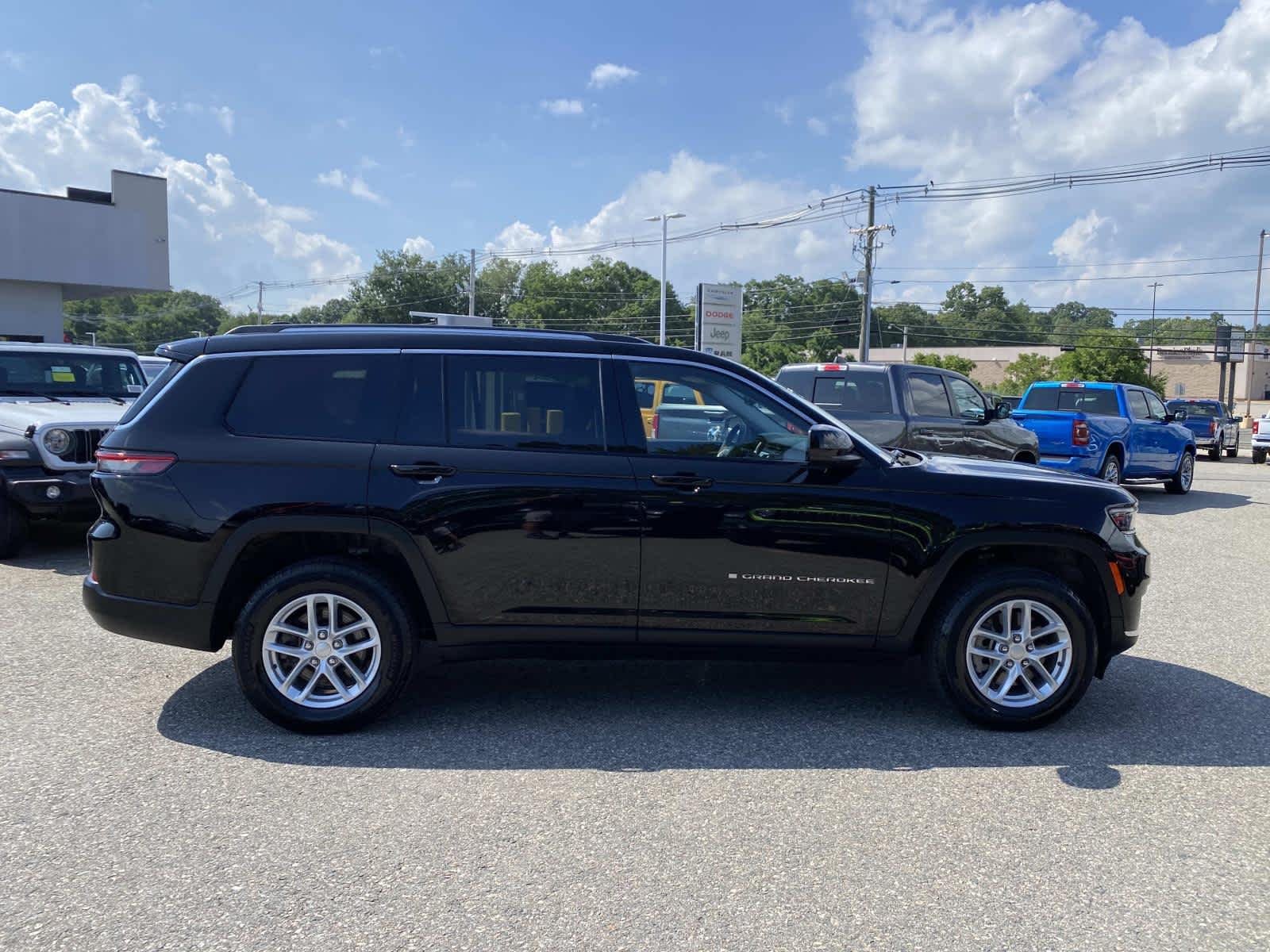 Certified Used 2023 Diamond Black Crystal Pearlcoat Jeep Laredo image 2