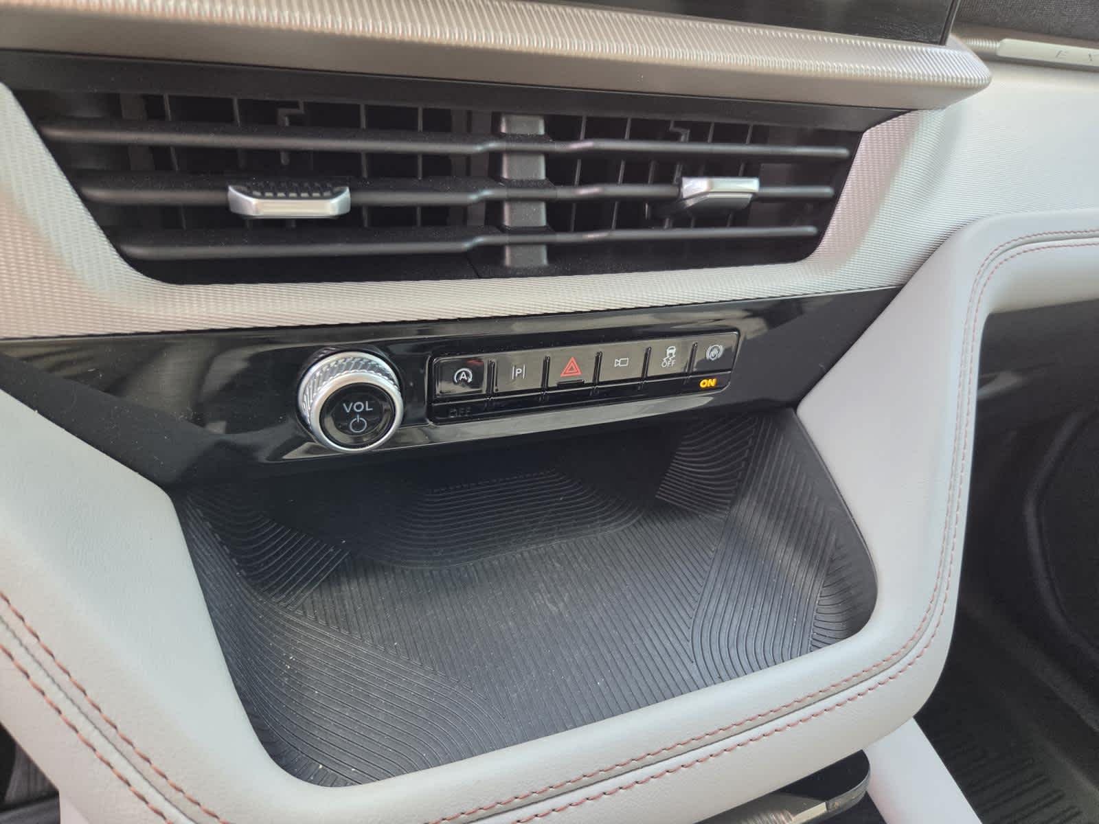 Used 2025 Space White Metallic Ford Active image 22