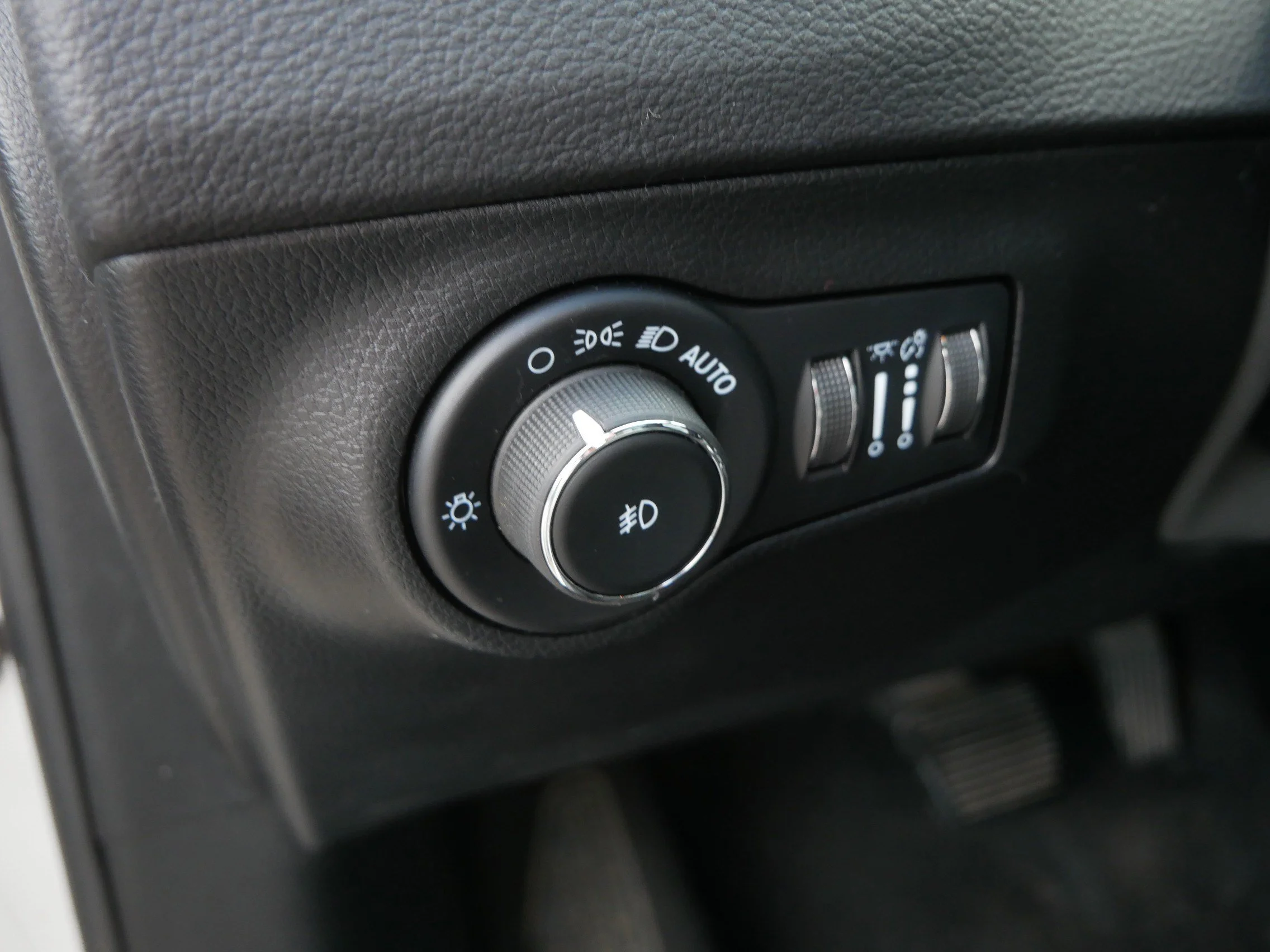 Used 2021 Pearl White Tri-Coat Jeep Limited image 25