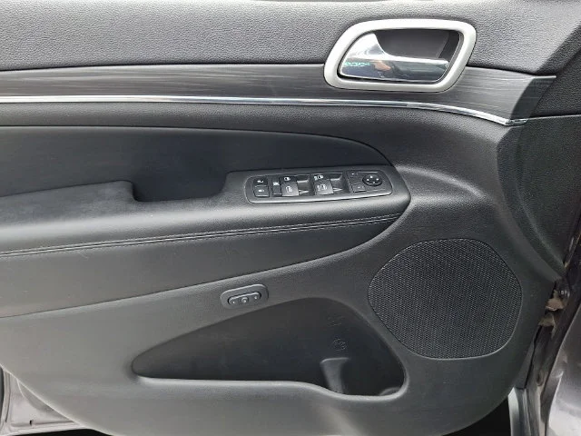 Used 2019 Gray Jeep Limited image 12