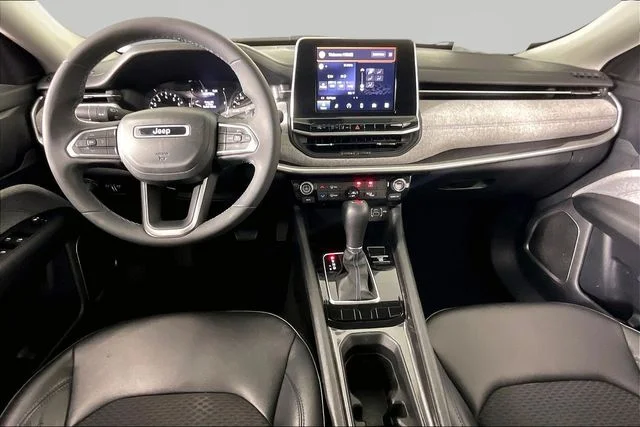 Used 2022 Red Jeep Latitude image 7