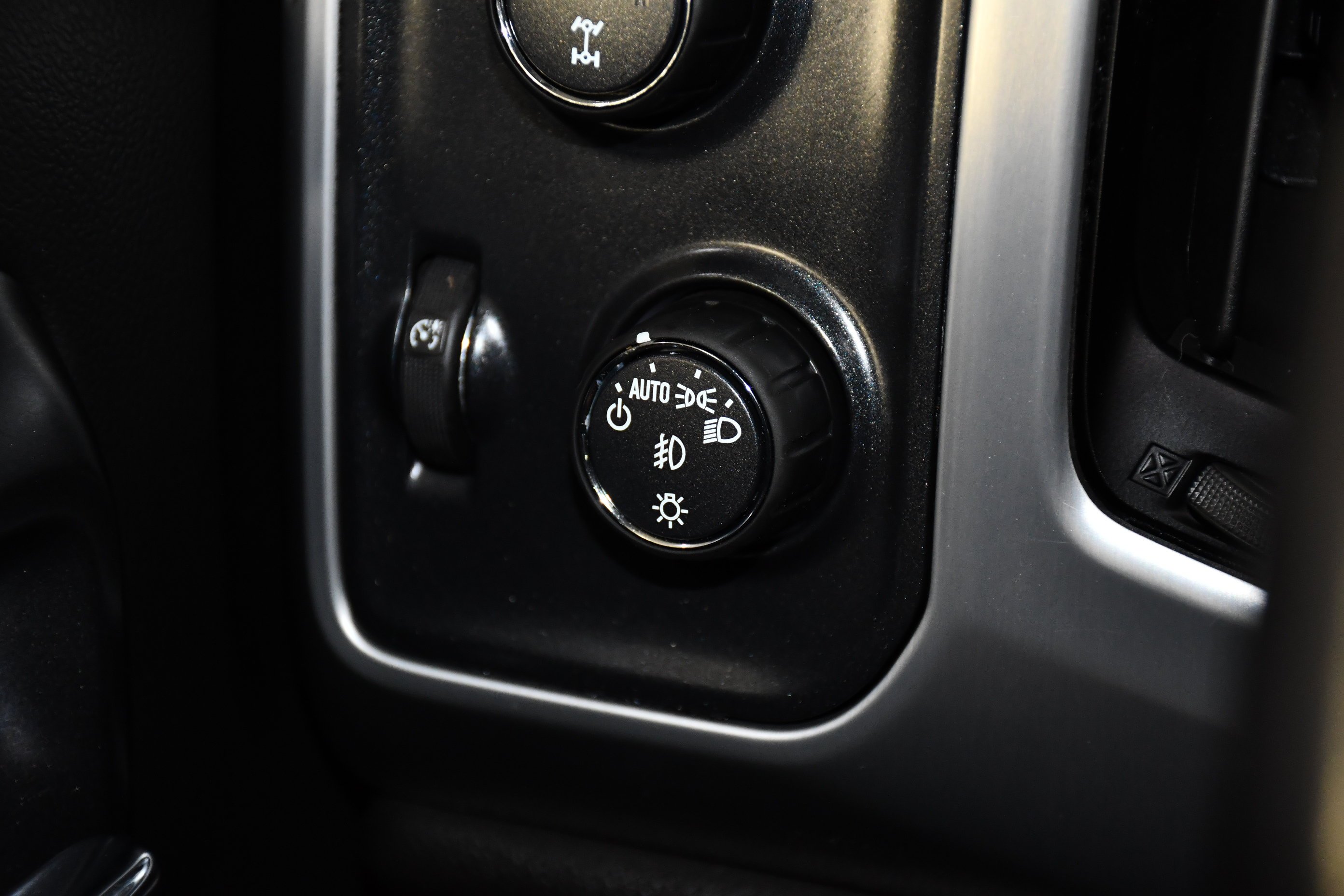 Used 2018 Summit White GMC SLE image 32