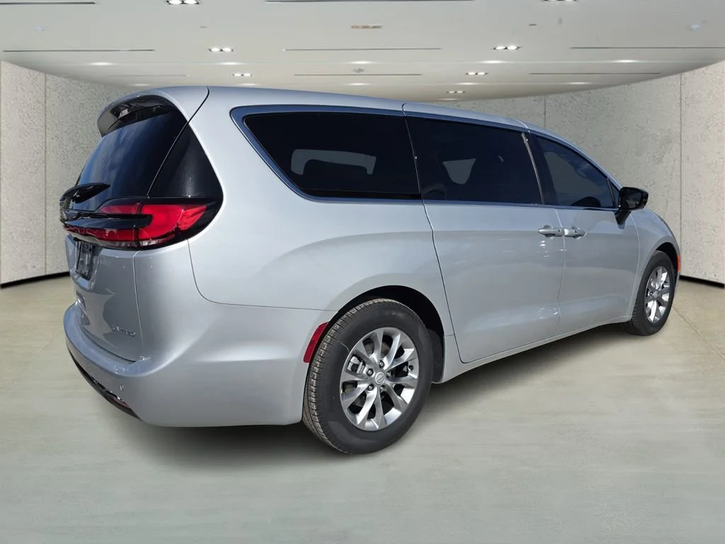 New 2026 Silver Mist Clear-Coat Exterior Paint Chrysler Limited image 4