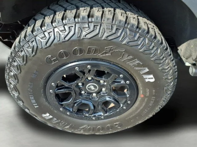Used 2024 Green Ford Wildtrak image 3