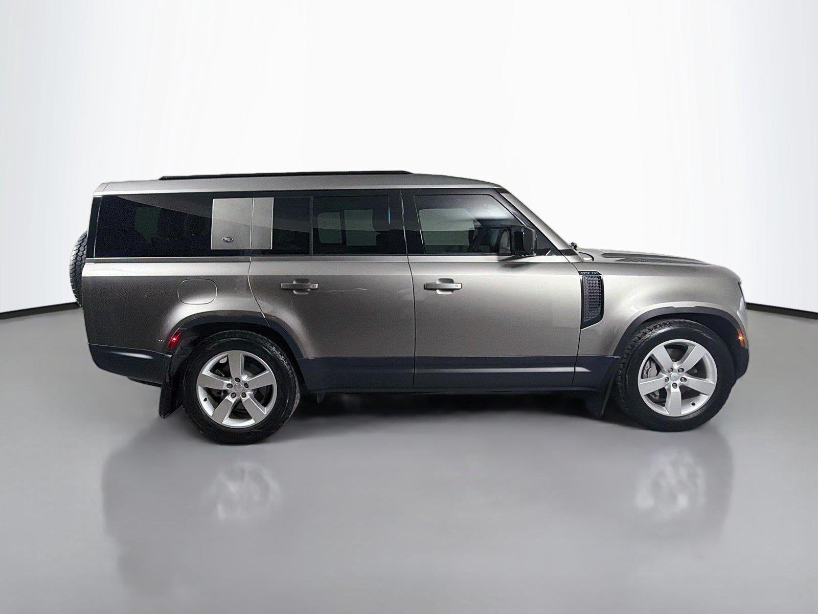 Used 2024 Silicon Silver Land Rover S image 4