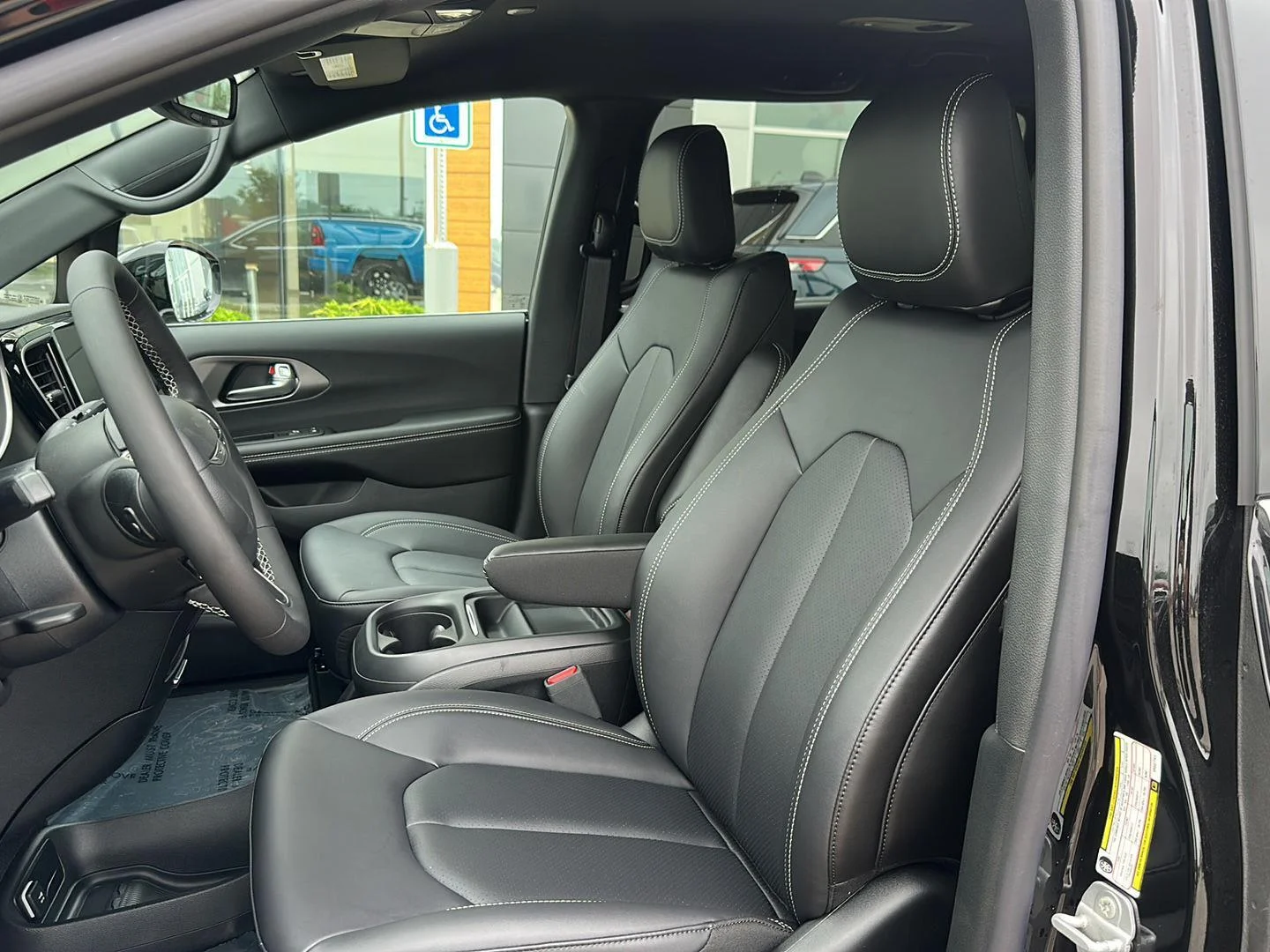 New 2027 Diamond Black Crystal Pearlcoat Chrysler Select image 11