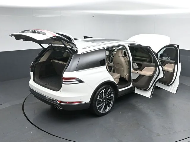 Used 2024 White Lincoln Reserve image 61