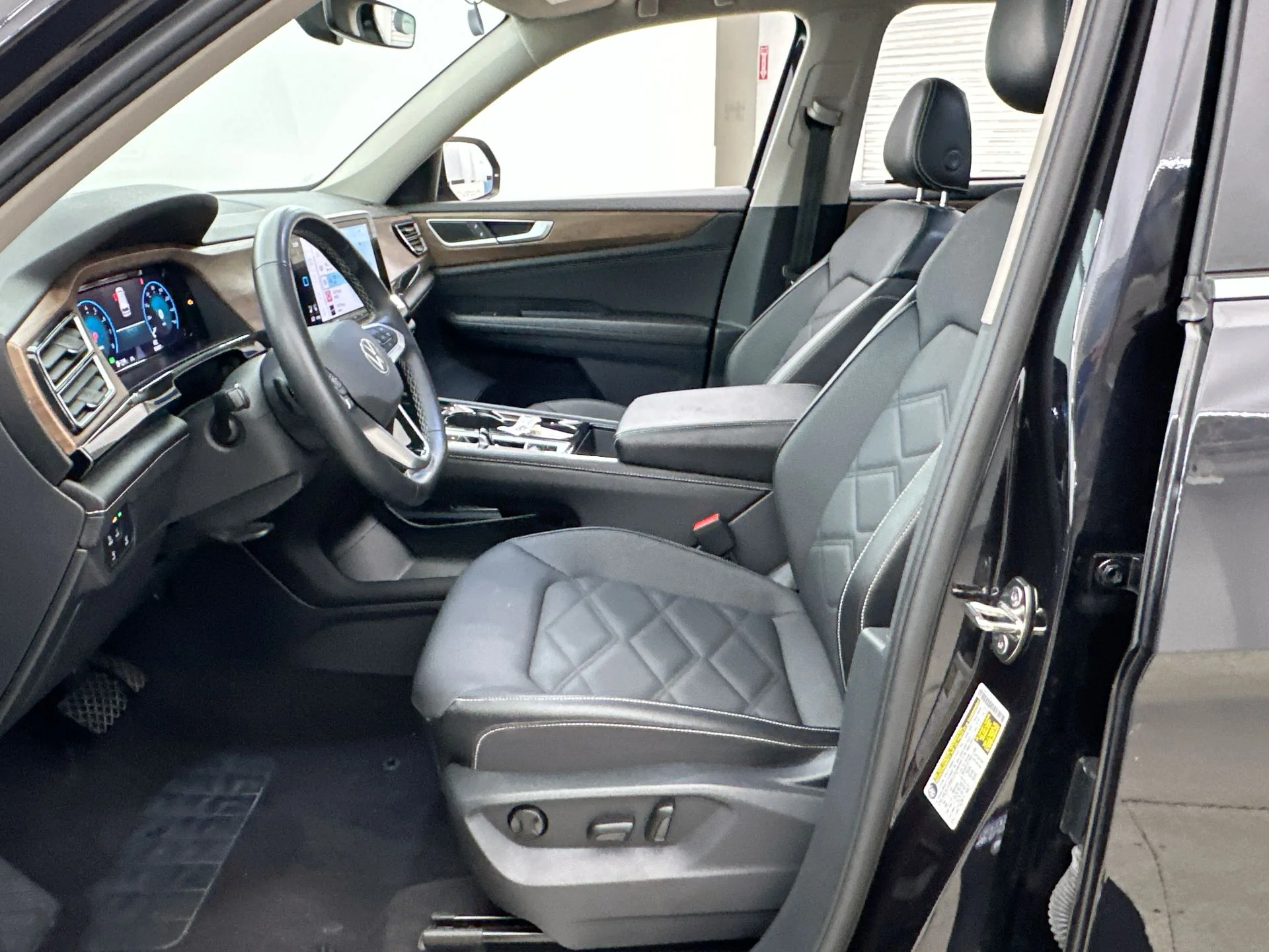 Used 2025  Volkswagen 2.0T SE w/Technology image 9