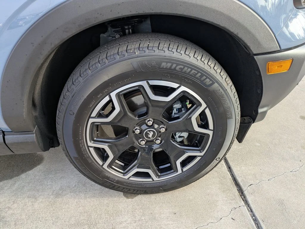 New 2025 Azure Gray Metallic Tri-Coat Ford Outer Banks image 10