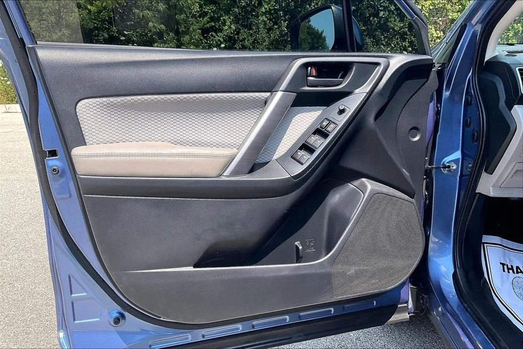 Used 2018 Blue Subaru 2.5i Premium image 22