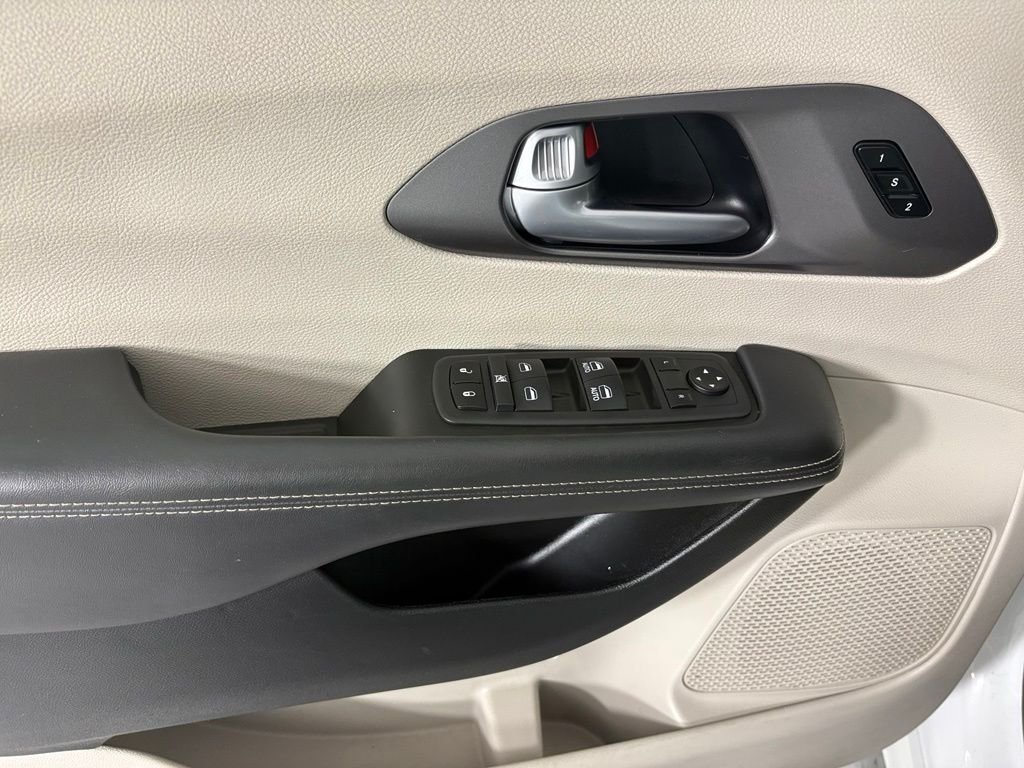 Used 2024 White Chrysler Touring L image 20
