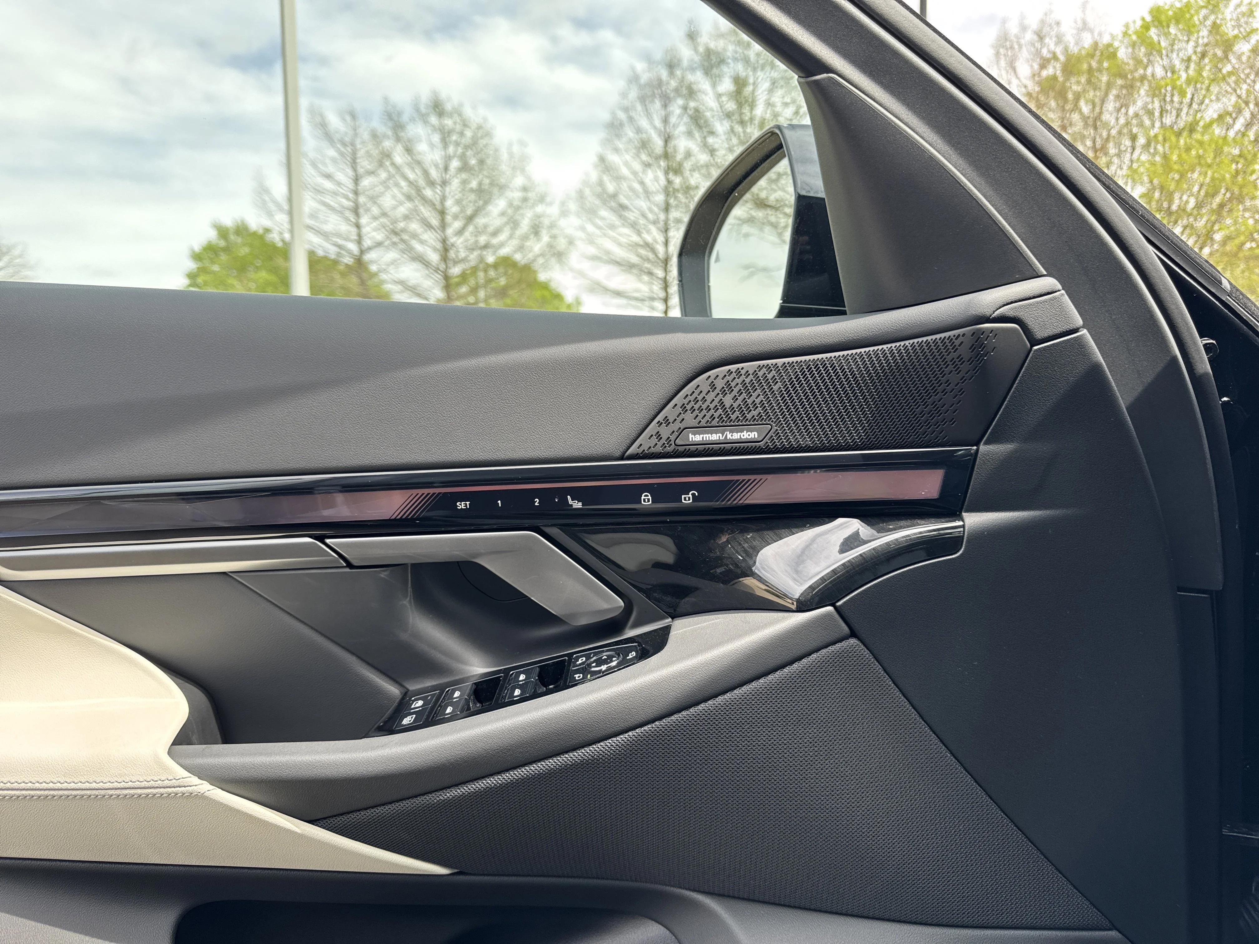 New 2026 CARBON BLACK BMW 550e xDrive image 21