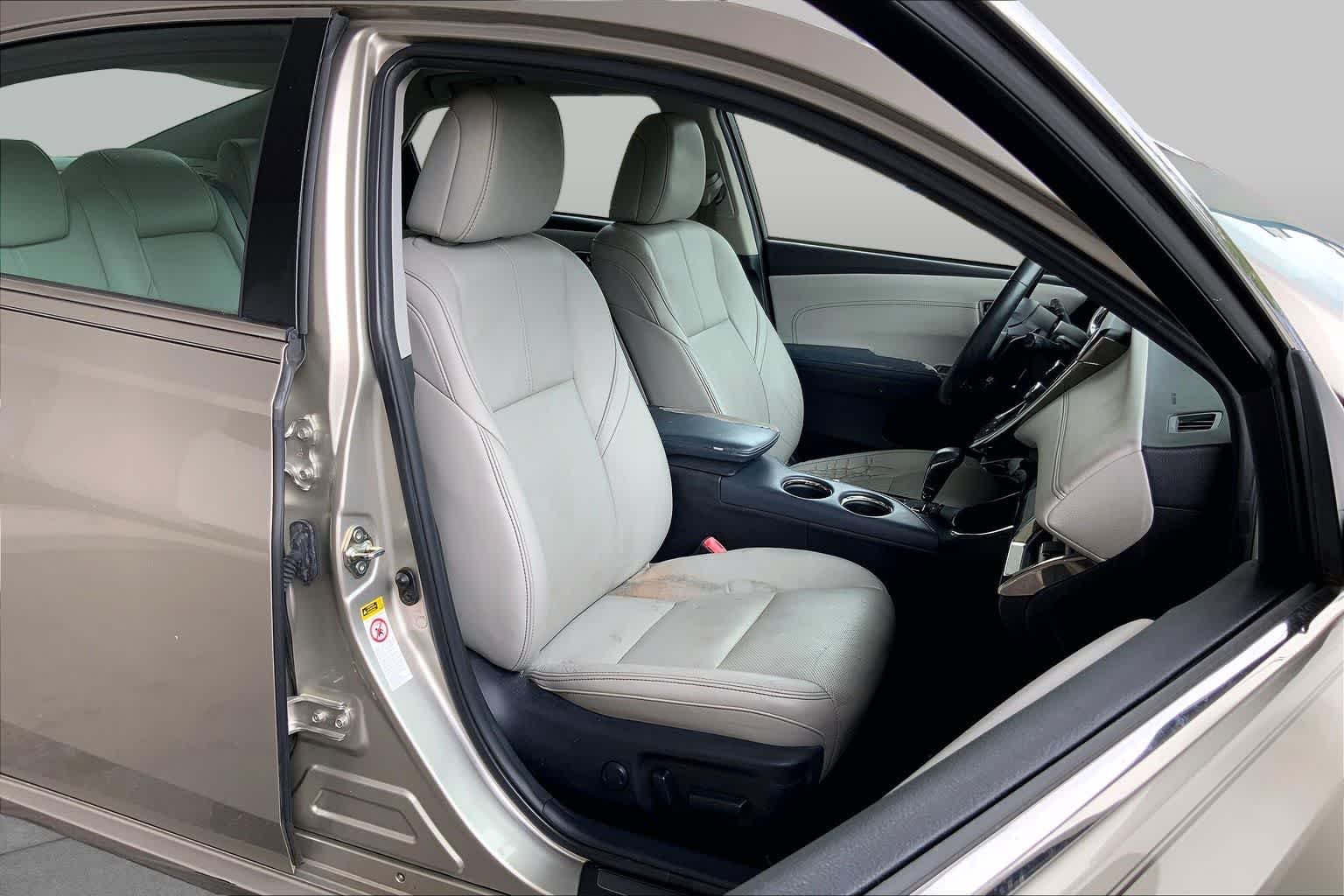 Used 2014 Creme Brulee Mica Toyota XLE image 9