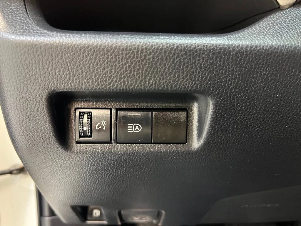 Used 2022 White Toyota XLE image 18