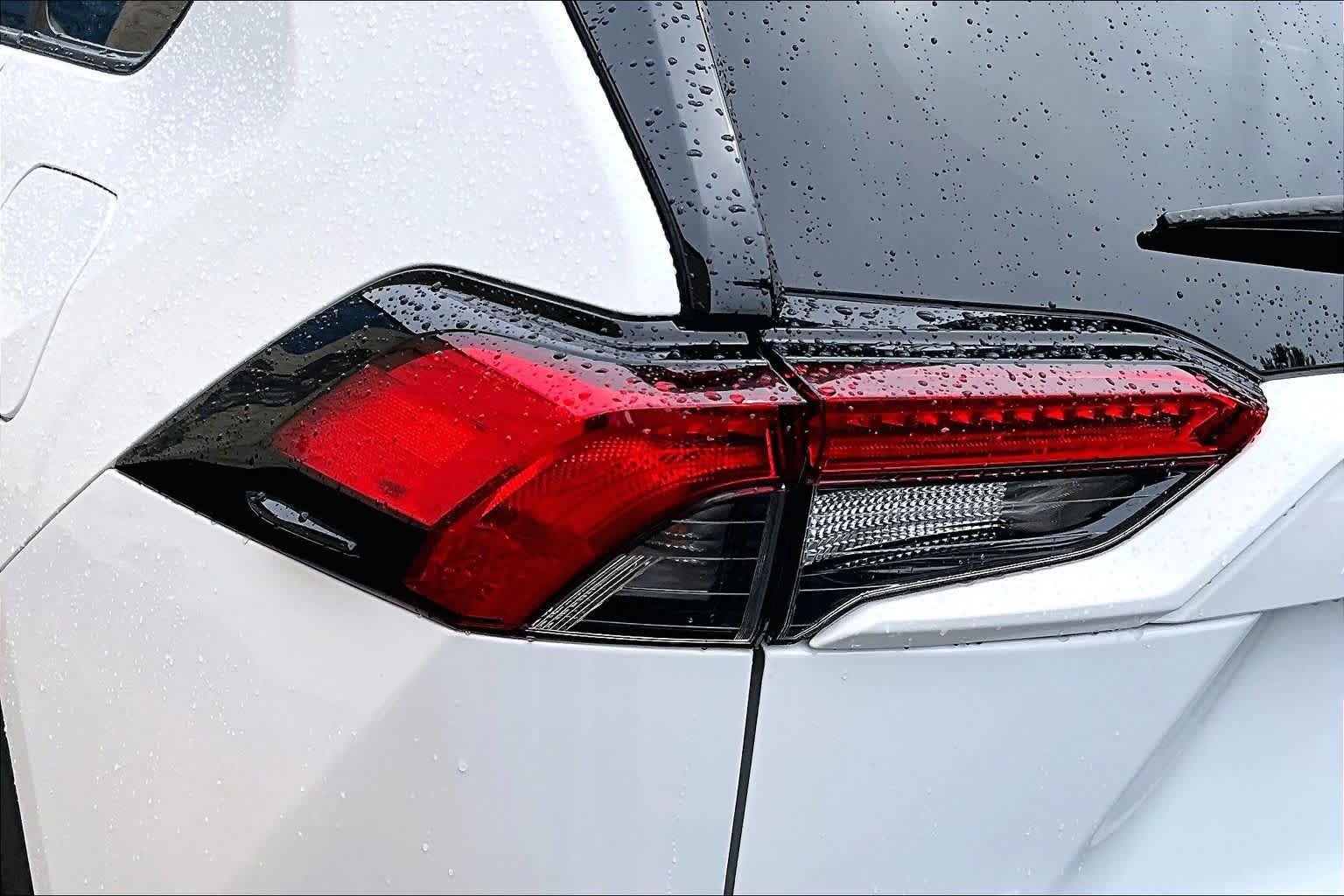 Used 2025 Ice Cap Toyota Hybrid XLE image 29