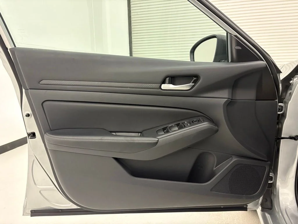 Used 2025 Silver Nissan 2.5 SV image 21