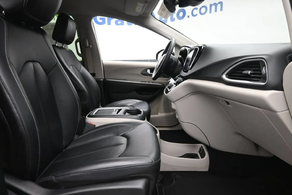 Used 2024 White Chrysler Touring L image 9