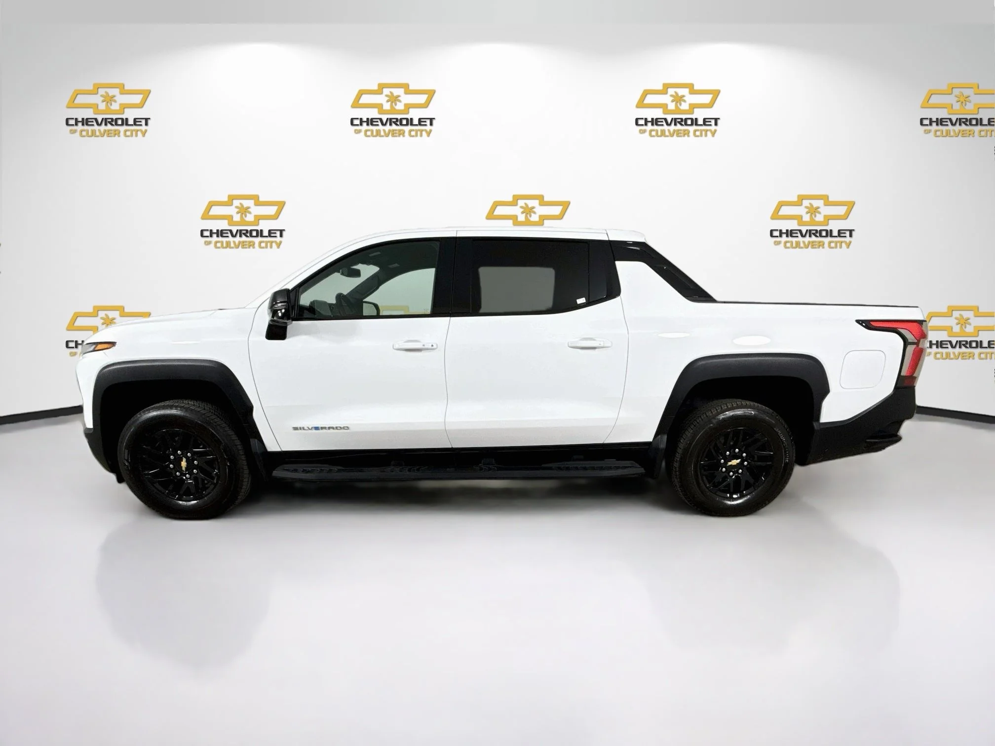 Used 2025 Summit White Chevrolet LT - Extended Range image 5