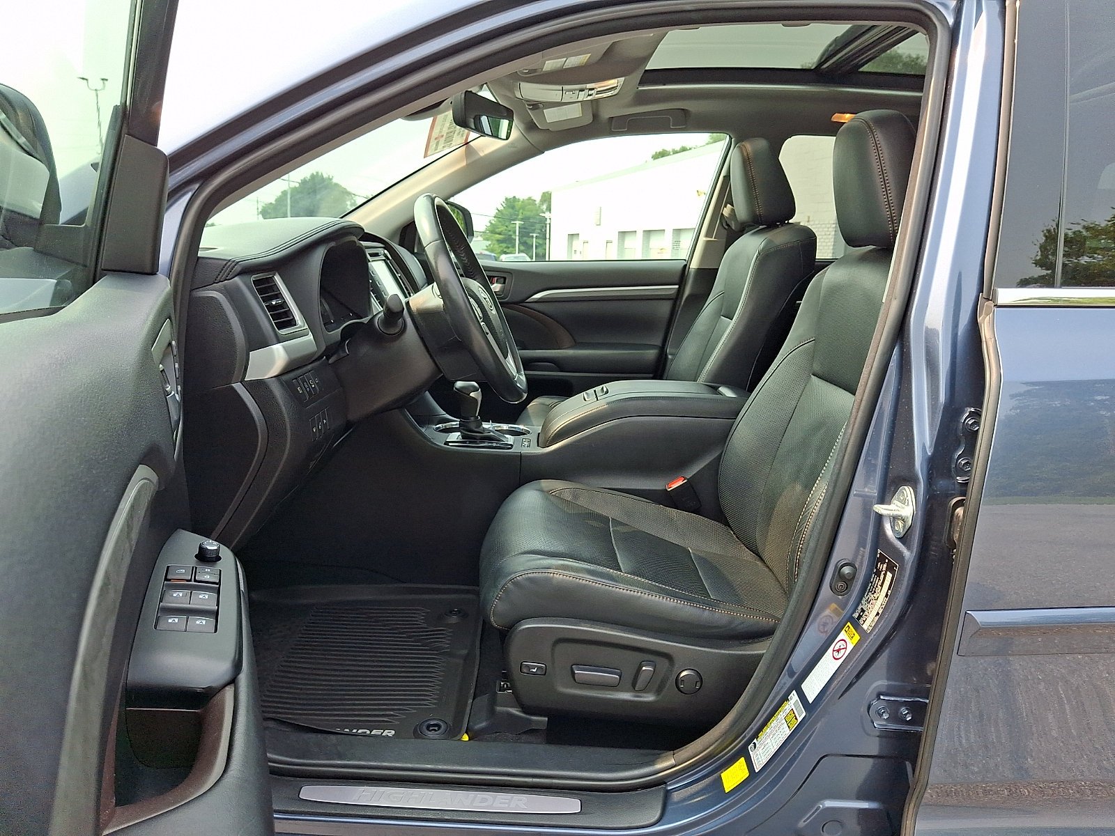 Used 2018 Shoreline Blue Pearl Toyota Limited Platinum image 16