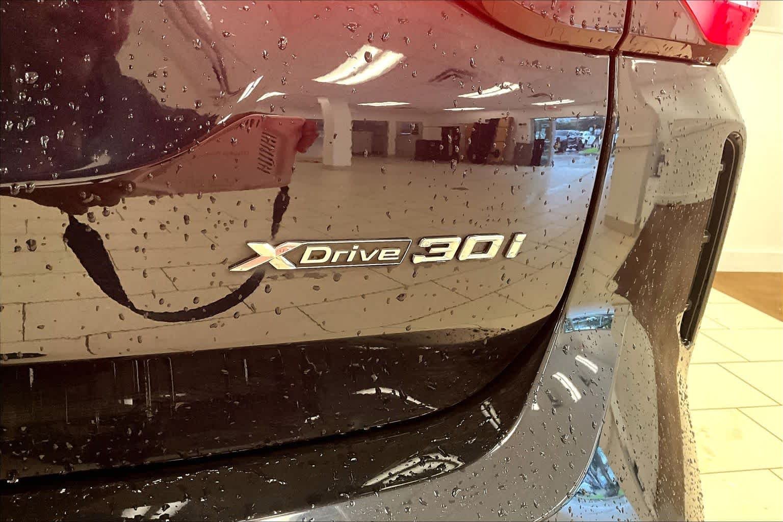 Used 2024 Carbon Black Metallic BMW xDrive30i image 9