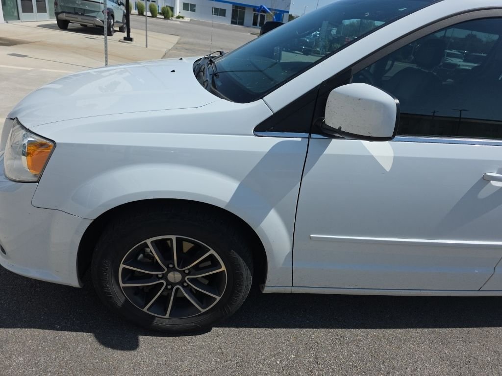 Used 2017 Dodge Grand Caravan SXT with VIN 2C4RDGCG6HR694367 for sale in Kansas City