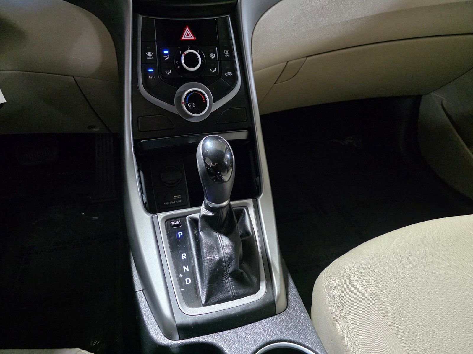 Used 2014 Desert Bronze Hyundai SE image 26
