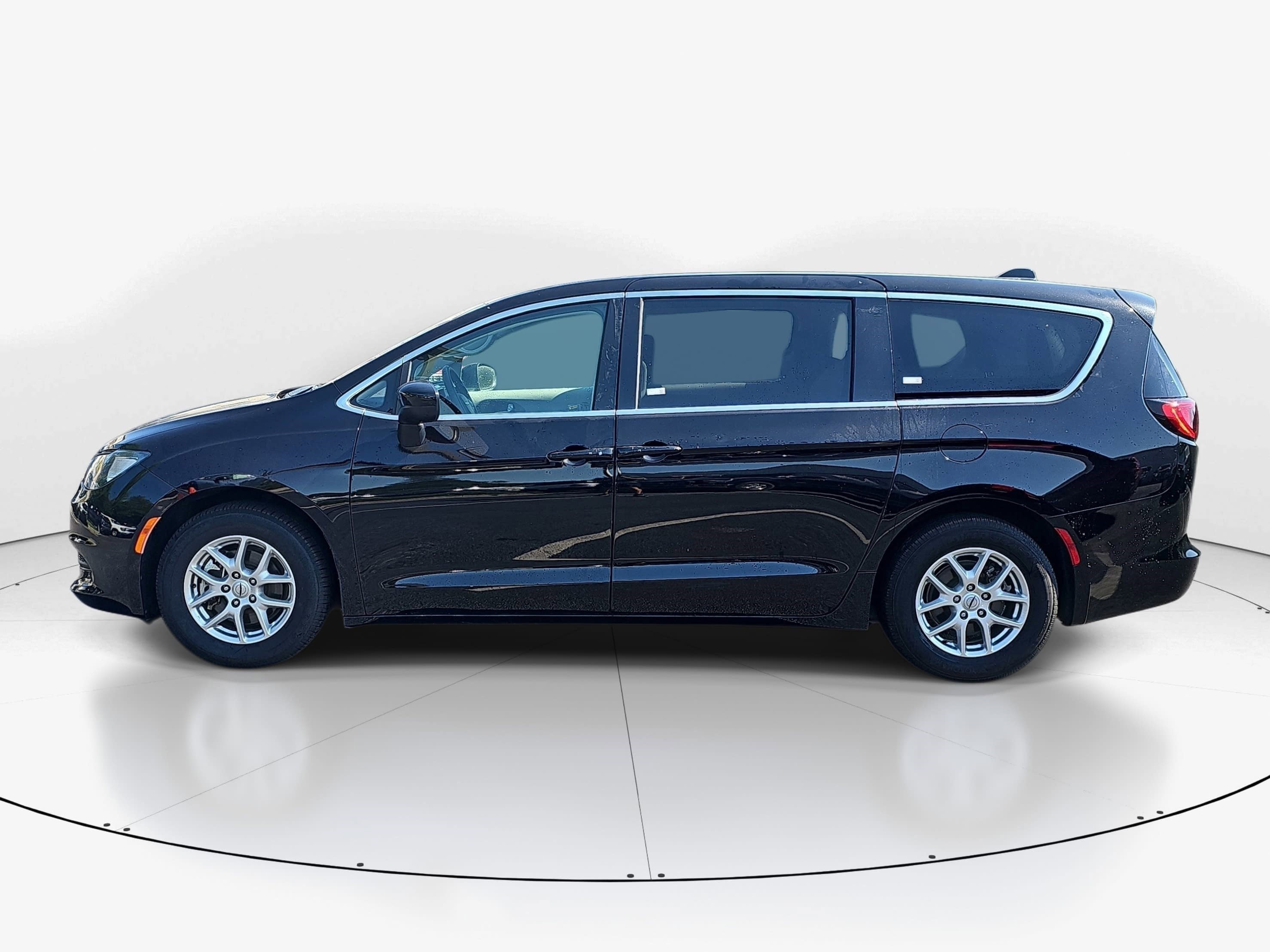 Used 2024 Diamond Black Crystal Pearlcoat Chrysler LX image 5