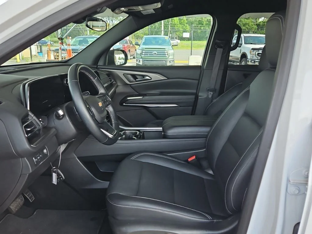 Used 2025 White Chevrolet LT image 12