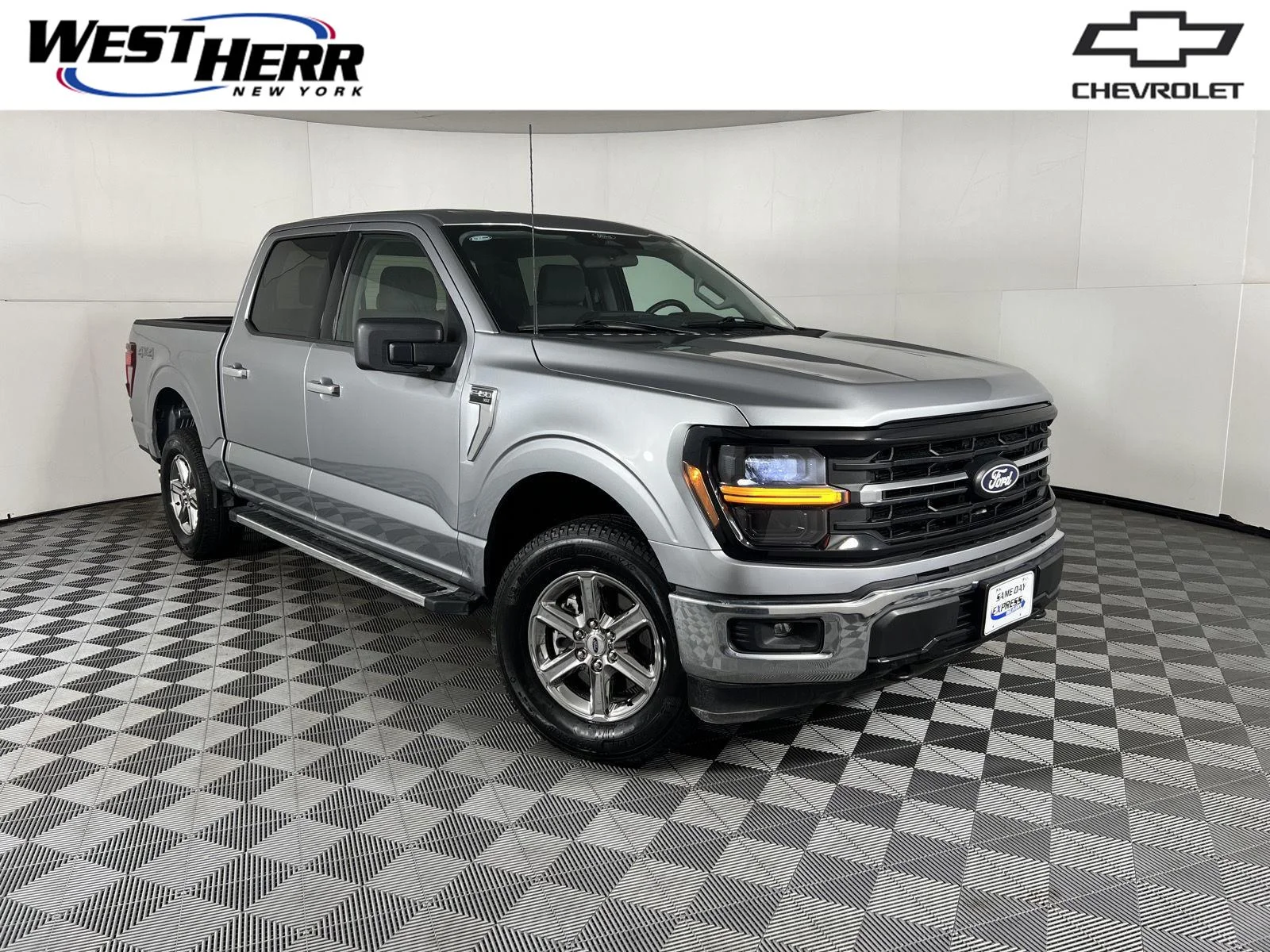 Used 2025 Silver Ford XLT image 1