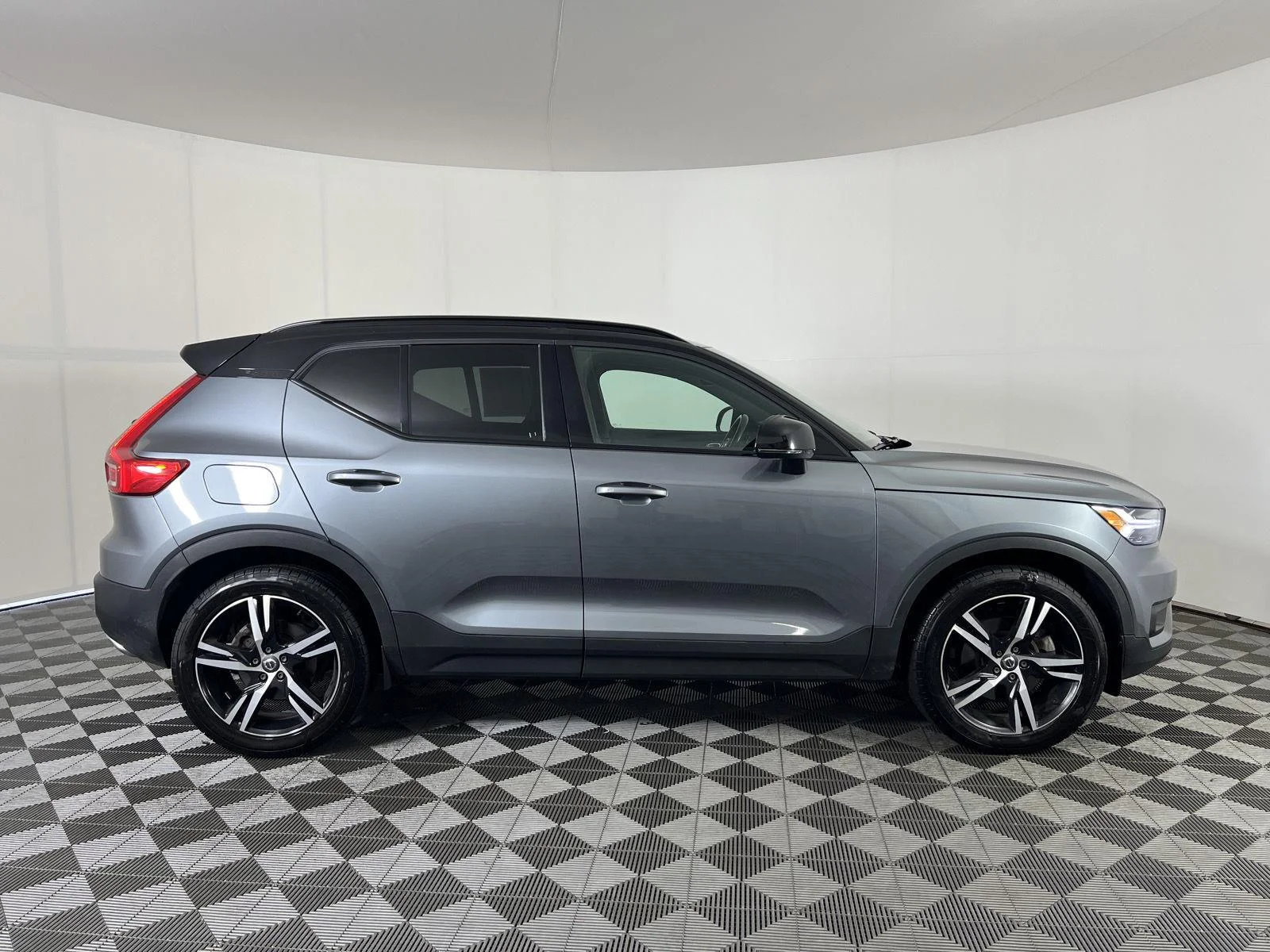 Used 2019 Gy Volvo R-Design image 2