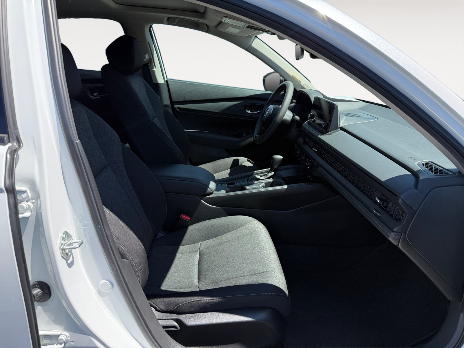 Used 2025 White Honda SE image 19