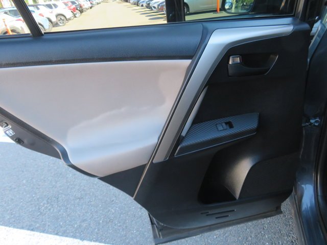 Used 2015  Toyota LE image 16