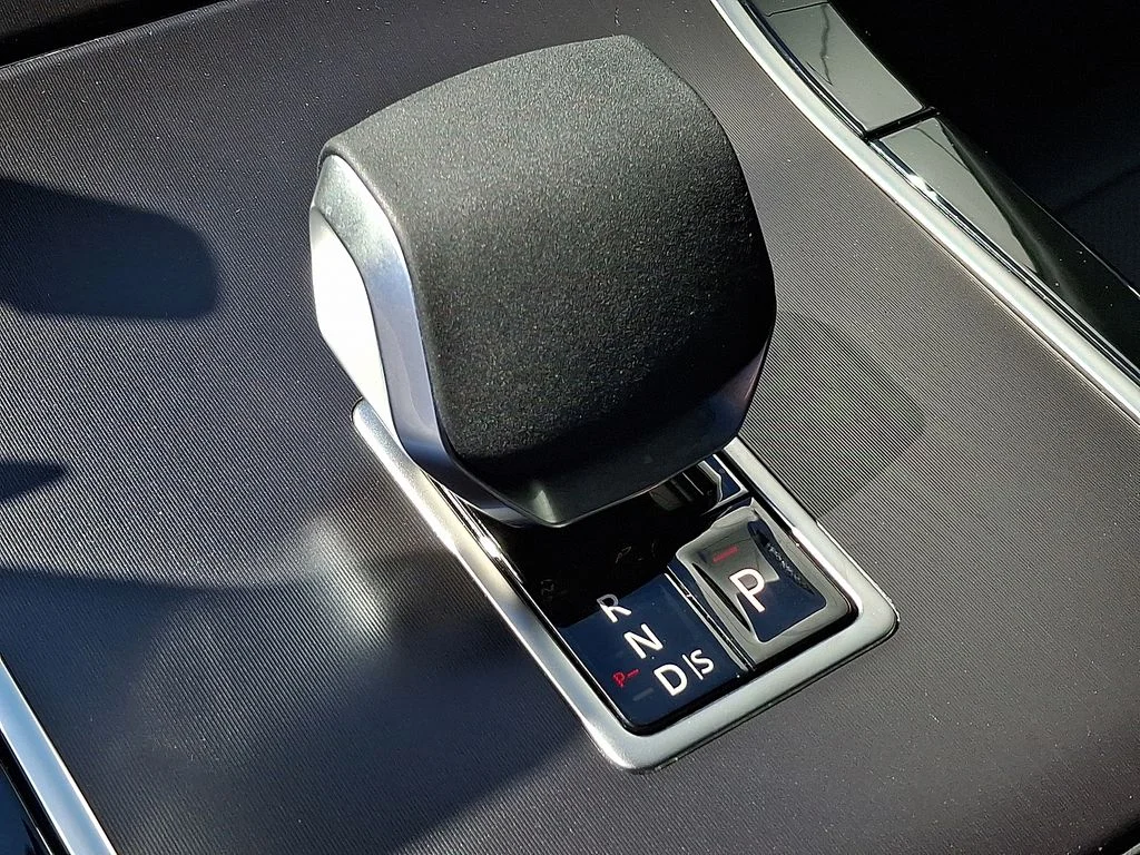 Certified Used 2026 Fuji White Land Rover Dynamic SE image 20