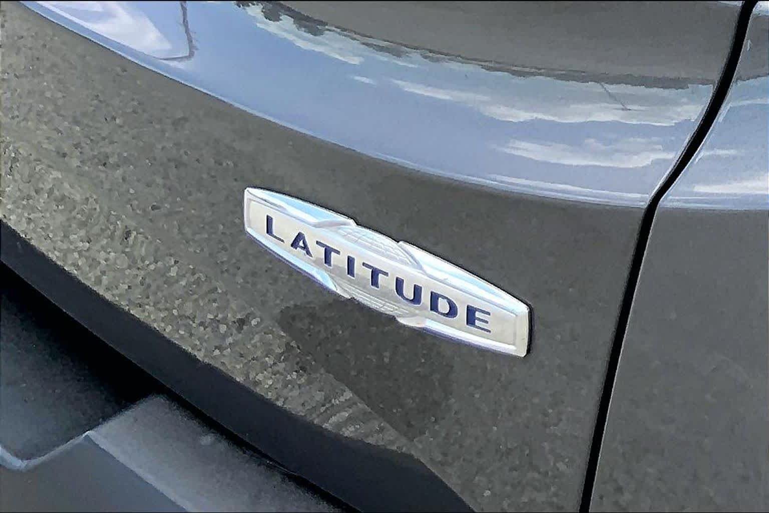 Used 2021 Granite Crystal Metallic Clearcoat Jeep Latitude image 30