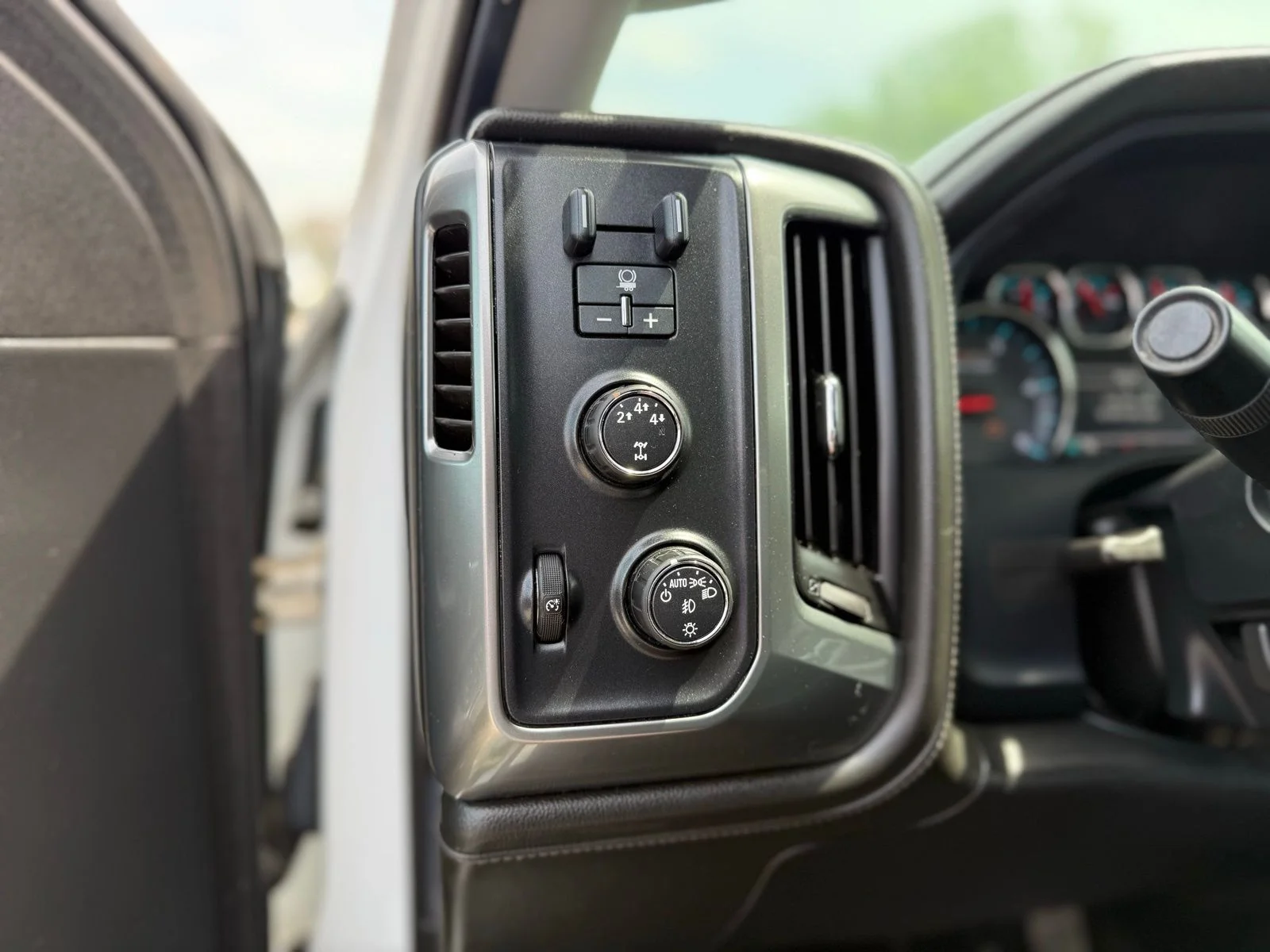 Used 2016 White Chevrolet LTZ image 27