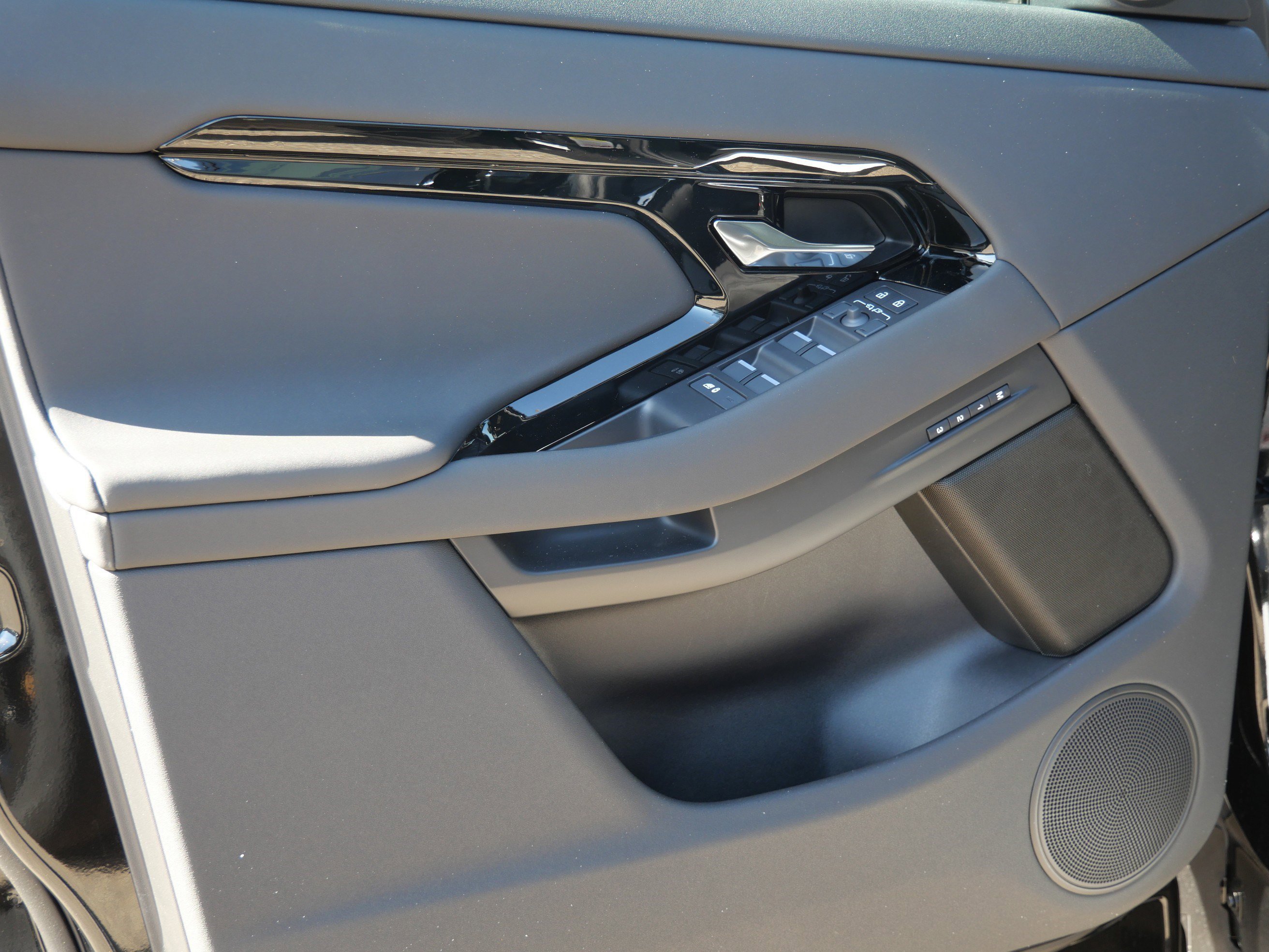 New 2026 Santorini Black LAND ROVER S image 4