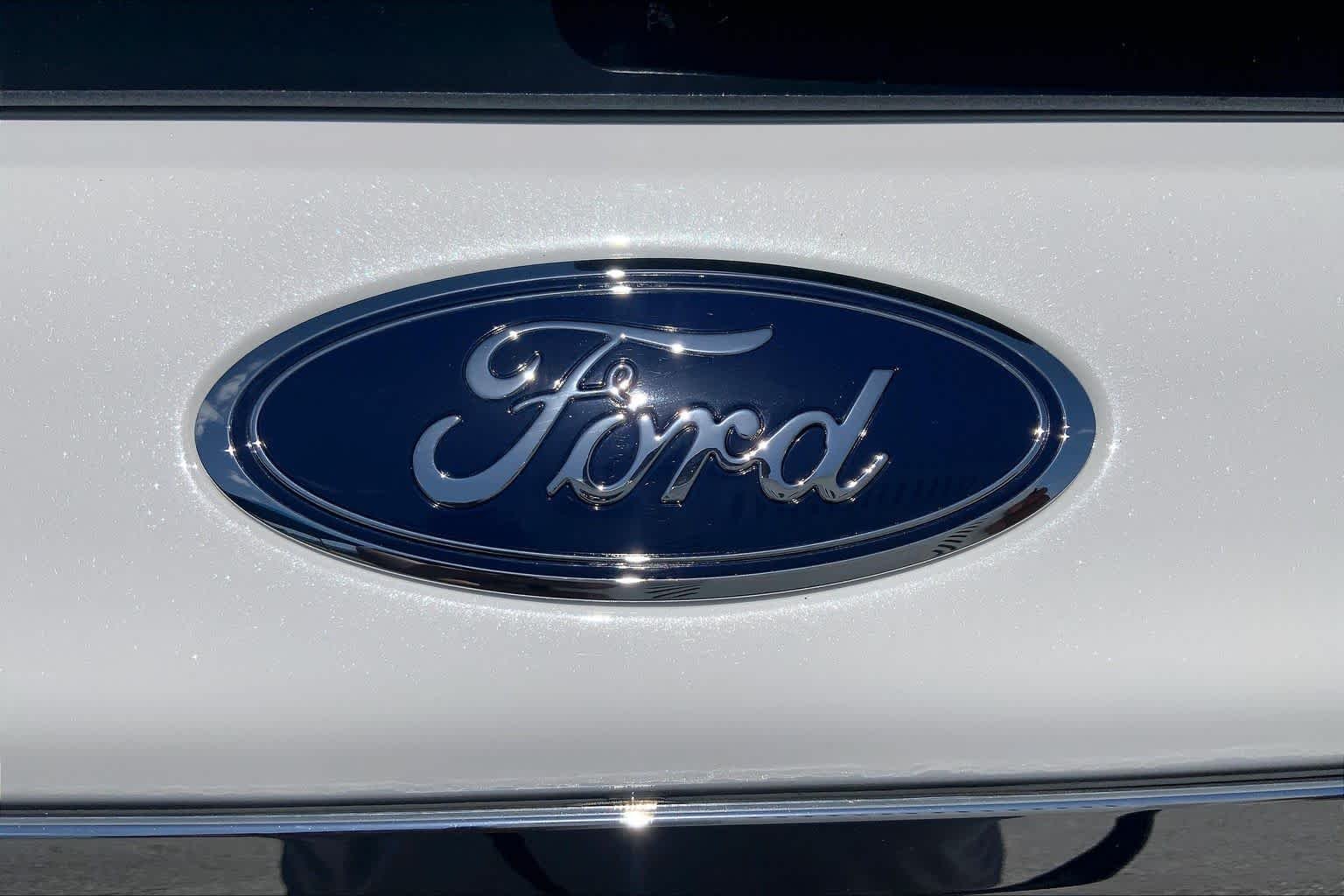 Used 2022 Star White Metallic Tri-Coat Ford Limited image 31